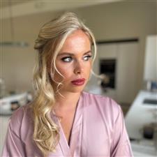 Blonde bridesmaid has full glam bronzed look with pink lipstick