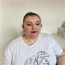Plus sized bride with HOT pink lipstick and shimmery rose gold pink eyeshadow