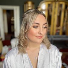 Neutral soft glam makeup with glossy lip for a blonde bridesmaid